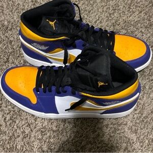 Hi guys my name is Jay I’m selling the Nike air jordan 1 mids